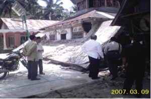Gempa bumi mengancurkan rumah dengan atap berat