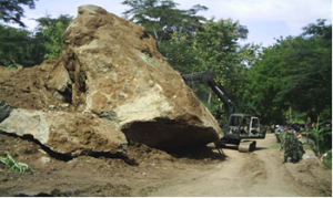 Runtuhan batu menghambat jalan
