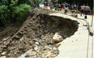 Tebing longsor merusak jalan raya
