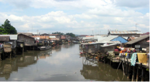 Pemukiman sepanjang sungai membuat banjir