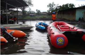 Perahu karet untuk menolong korban banjir