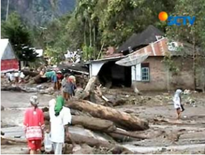Hujan deras di hulu sungai menyebabkan banjir bandang