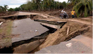Gempa bumi menghancurkan jalan raya