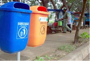 Buang sampah di tempat yang disediakan