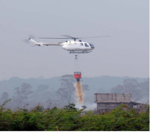 Helikopter menyiram hutan terbakar